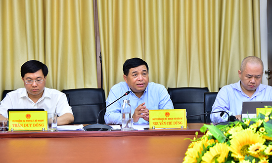 Bộ trưởng Bộ Kế hoạch&Đầu tư Nguyễn Chí Dũng (giữa) phát biểu tại buổi làm việc với UBND tỉnh Quảng Trị.